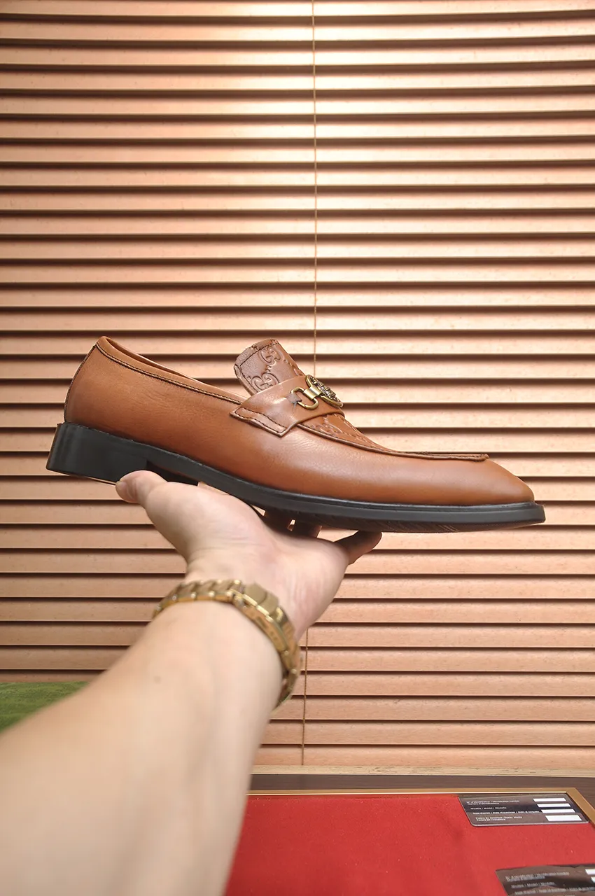 Men's shoes💰460💶Italy's top luxury men's shoes giant [GUCCI Gucci] has a new model 🍃Original European style🔰 Pleasant to the eye😍In order to make the shoes more durable and non-deformable🌀The production continues to follow traditional methods but there is still no lack of innovation💪The original cowhide is chosen for the leather♻️ Smooth, natural and exceptionally bright⭐Made of imported cowhide, the first choice of the rich 38-45 (45 customized)